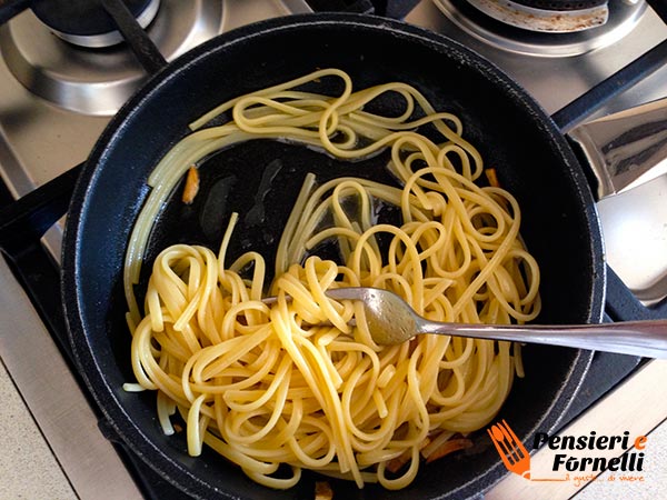 linguine aglio olio e fonduta di parmigiano