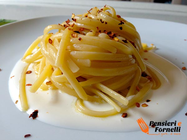 linguine aglio olio e fonduta di parmigiano