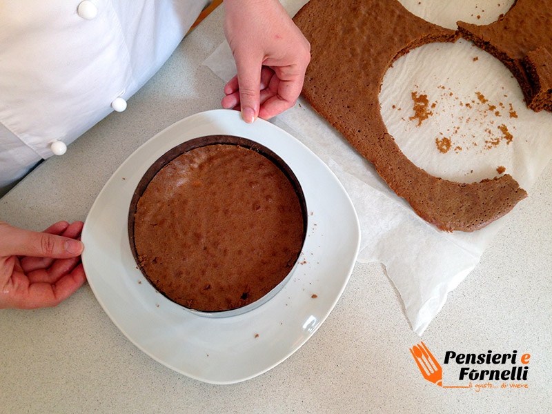 Il secondo strato di biscuit chiude la torta fetta al latte