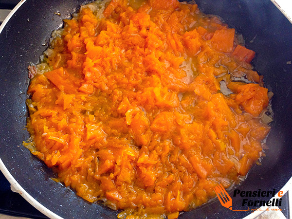 La zucca stufa con la base di soffritto