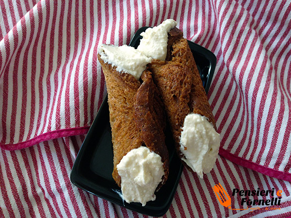 Cannoli veloci con crema di formaggi