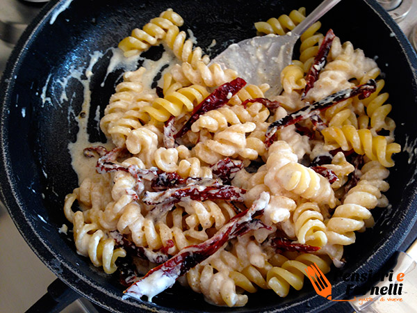 Fusilli con crema di ricotta e pomodori secchi