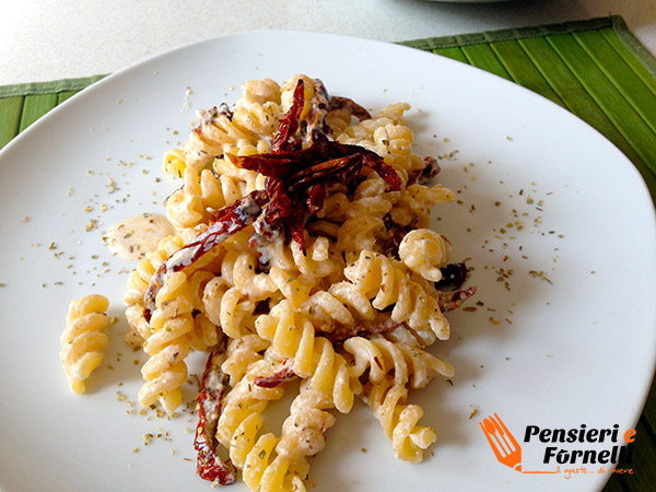 Fusilli con crema di ricotta e pomodori secchi