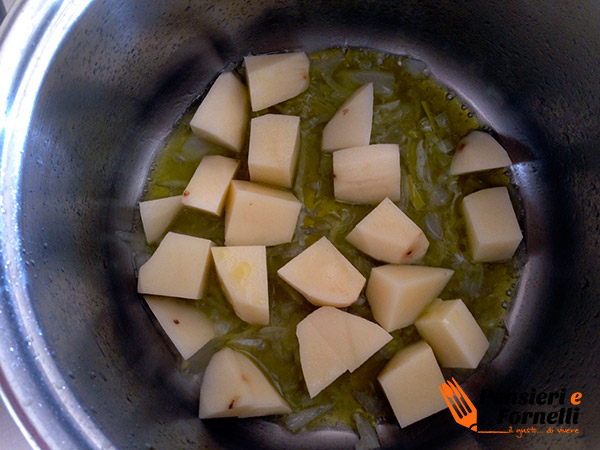 Le patate sono tagliate a cubi irregolari