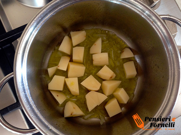 Preparazione pasta e patate classica