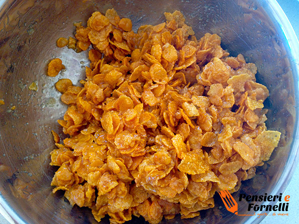 I corn flakes mescolati con gli ingredienti per i biscotti.