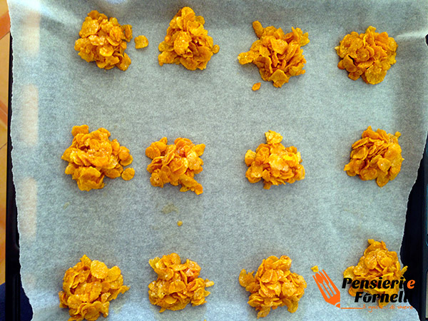 Impasto di corn flakes dosato con un cucchiaio e disposto sulla teglia.