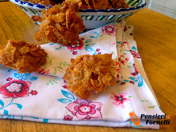 Biscotti ai corn flakes pronti per essere gustati.