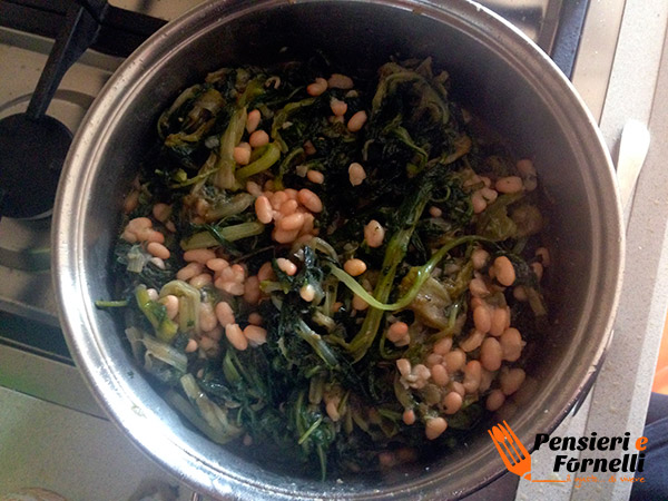 Minestra di scarole con fagioli e polpettine di pane