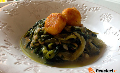 Minestra di scarole con fagioli e polpettine di pane