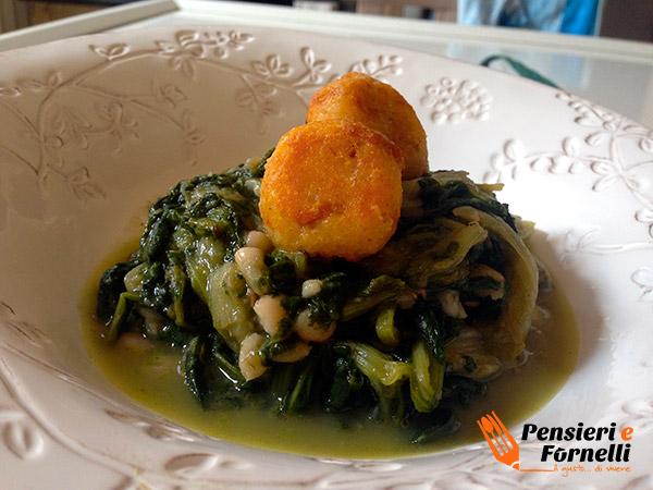 Minestra di scarole con fagioli e polpettine di pane