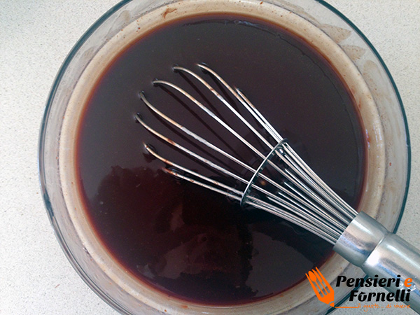 Preparazione della glassa al gianduia per ricoprire la torta nutellotta