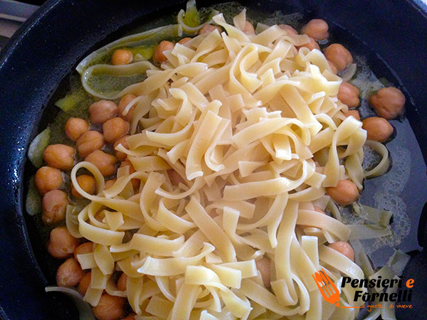 Pasta al dente nei ceci e nella base di soffritto