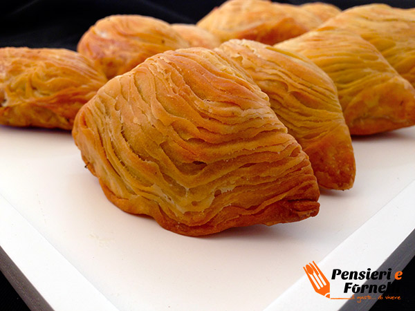 Sfogliatelle Ricce con Salsicce e friarielli