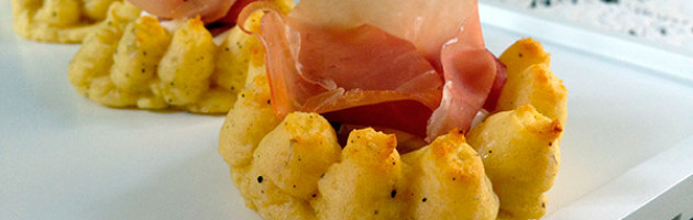 Cestini di patate duchessa con crudo e formaggio