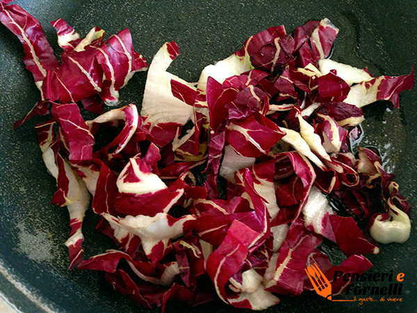 Ravioli gorgonzola e radicchio in salsa di noci