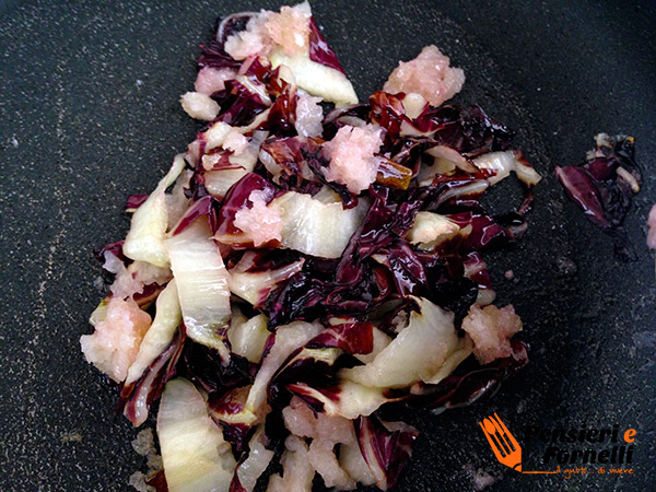 Ravioli gorgonzola e radicchio in salsa di noci