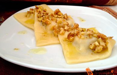 Ravioli gorgonzola e radicchio in salsa di noci