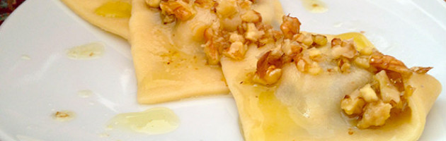 Ravioli gorgonzola e radicchio in salsa di noci