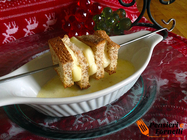 Ricetta natalizia - Spiedini di pan carré e provolone con salsa alle acciughe