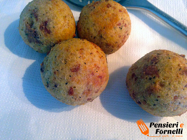 Pizzaiola di polpette di pane