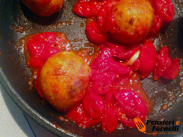 Pizzaiola di polpette di pane