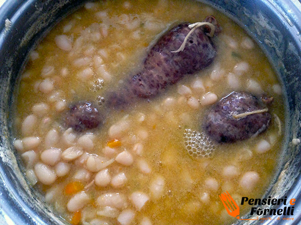 Zuppa di fagioli e cotechino