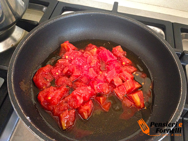 Gnocchi di ricotta con pomodoro e polvere di melanzana