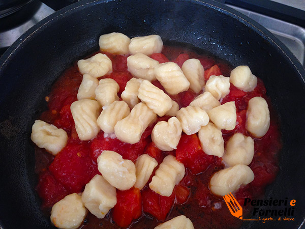 Gnocchi di ricotta con pomodoro e polvere di melanzana