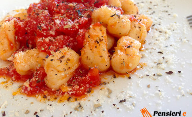 Gnocchi di ricotta con pomodoro e polvere di melanzana