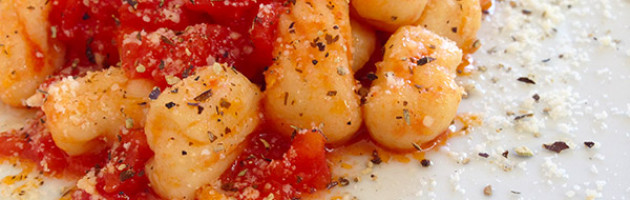 Gnocchi di ricotta con pomodoro e polvere di melanzana