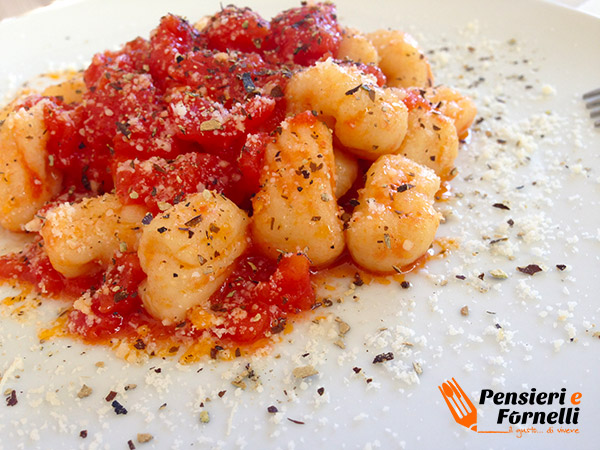 Gnocchi di ricotta con pomodoro e polvere di melanzana