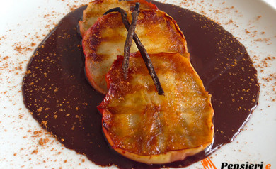 Grigliata di mele con salsa al cioccolato