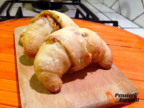 Cornetti di pane ai ciccioli