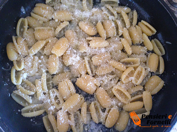 Gnocchetti sardi con fave pancetta e pecorino