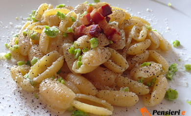 Gnocchetti sardi con fave pancetta e pecorino