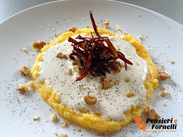 Polenta con fontina noci e mela