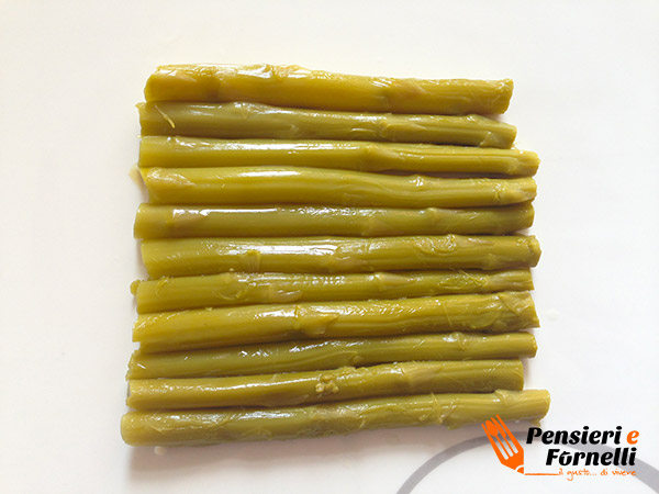 Zattera di asparagi con petto di tacchino e patatine al profumo di limone