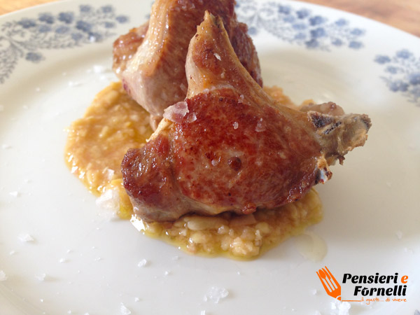 Costine di agnello con salsa di arancia e pinoli