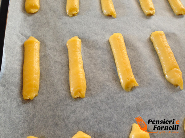 Pasta choux disposta in teglia su carta forno