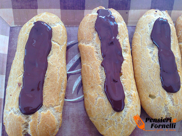 Eclairs con la classica linea al cioccolato glassato