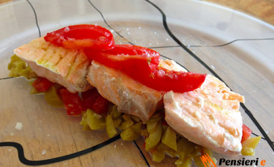 Salmone al vapore con pesto di olive verdi e pomodoro