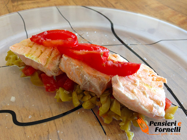 Salmone al vapore con pesto di olive verdi e pomodoro