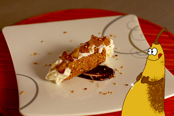 cannolo di croccante alle nocciole con gelato allo yogurt e pere spadellate