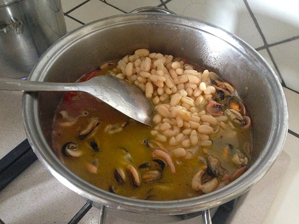 Zuppetta di cozze, seppie e fagioli