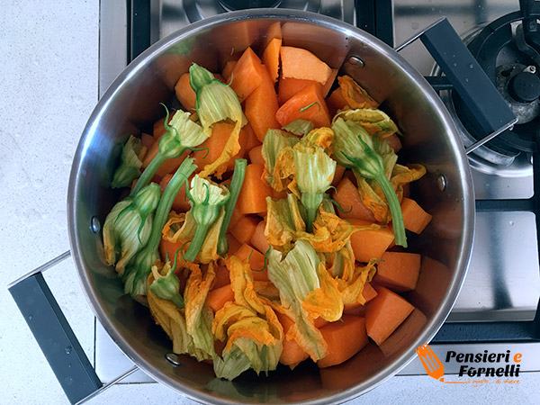 zucca e fiori di zucca in pentola