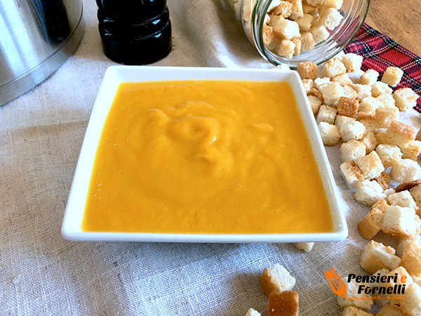 crema di zucca con fiori di zucca