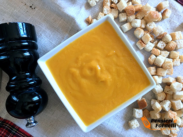 crema di zucca con fiori di zucca