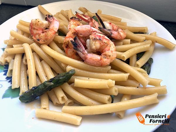 Mezzanelli con asparagi e gamberoni