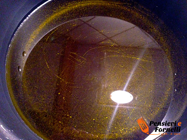 Olio in riscaldamento a 60 gradi per Baccalà in oliocottura con lenticchie
